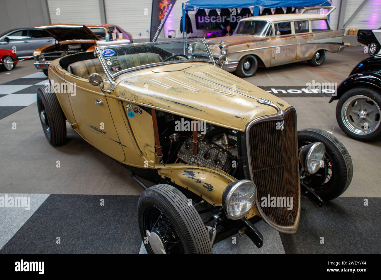 Automobilmesse Erfurt 2024 lockt tausende Besucher an - Oldtimer - es gibt viel zu entdecken bei den 130 Ausstellern *** die Automobilmesse Erfurt 2024 zieht Tausende von Besuchern an Klassische Autos unter den 130 Ausstellern xRMx gibt es viel zu entdecken Stockfoto