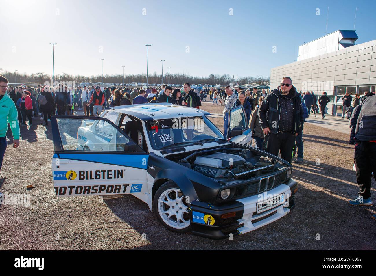 Automobilmesse Erfurt 2024 lockt tausende Besucher an - es gibt viel zu entdecken bei den 130 Ausstellern *** die Automobilmesse Erfurt 2024 zieht Tausende von Besuchern an unter den 130 Ausstellern xRMx gibt es viel zu entdecken Stockfoto