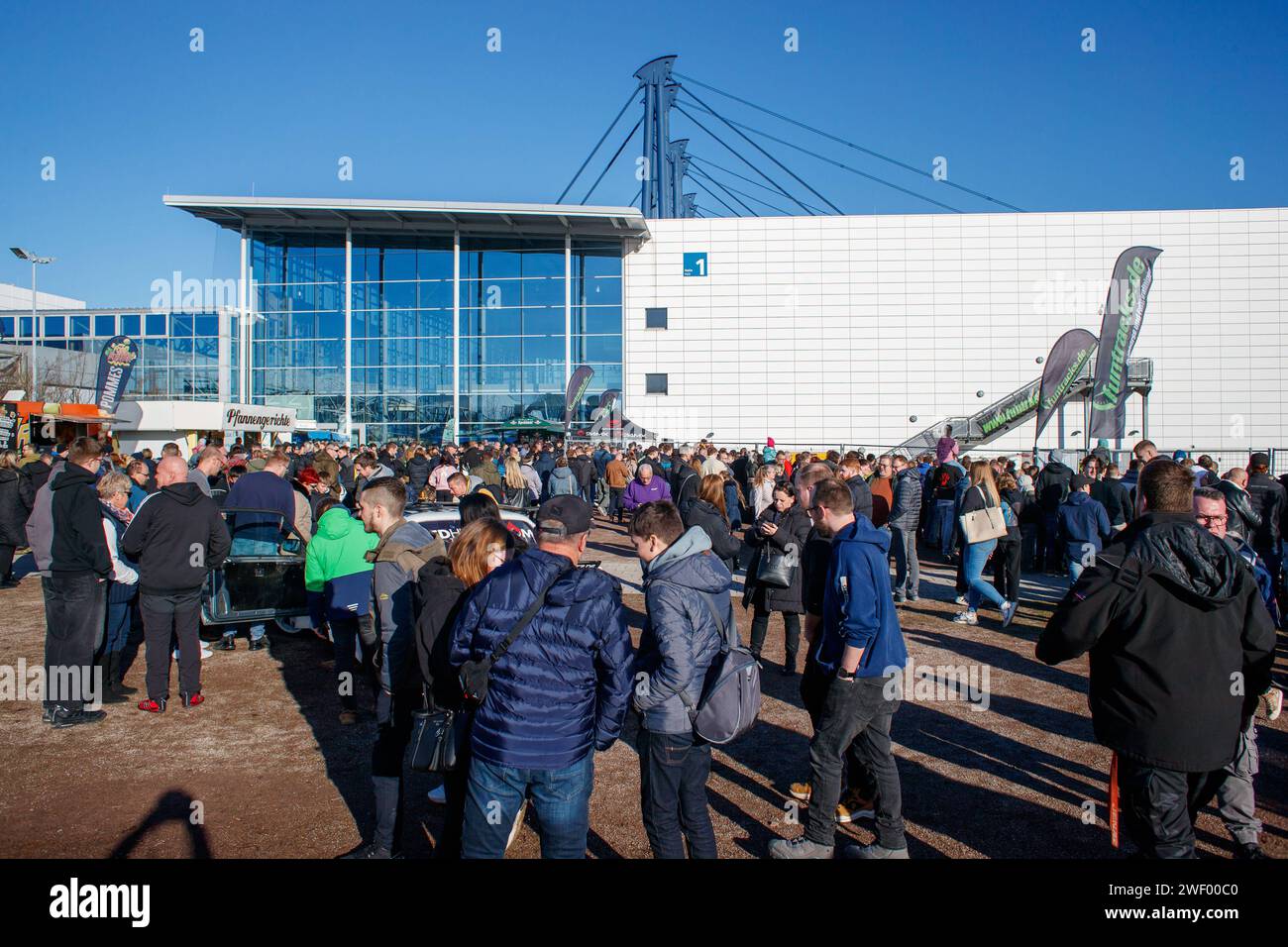 Automobilmesse Erfurt 2024 lockt tausende Besucher an - es gibt viel zu entdecken bei den 130 Ausstellern *** die Automobilmesse Erfurt 2024 zieht Tausende von Besuchern an unter den 130 Ausstellern xRMx gibt es viel zu entdecken Stockfoto