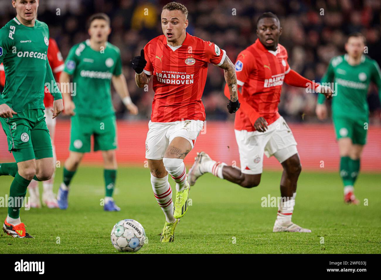 Eindhoven, Niederlande. Januar 2024. EINDHOVEN, NIEDERLANDE - 27. JANUAR: Noa lang von PSV dribbelt während des niederländischen Eredivisie-Spiels zwischen PSV und Almere City FC im Philips Stadion am 27. Januar 2024 in Eindhoven, Niederlande. (Foto: Broer van den Boom/Orange Pictures) Credit: dpa/Alamy Live News Stockfoto