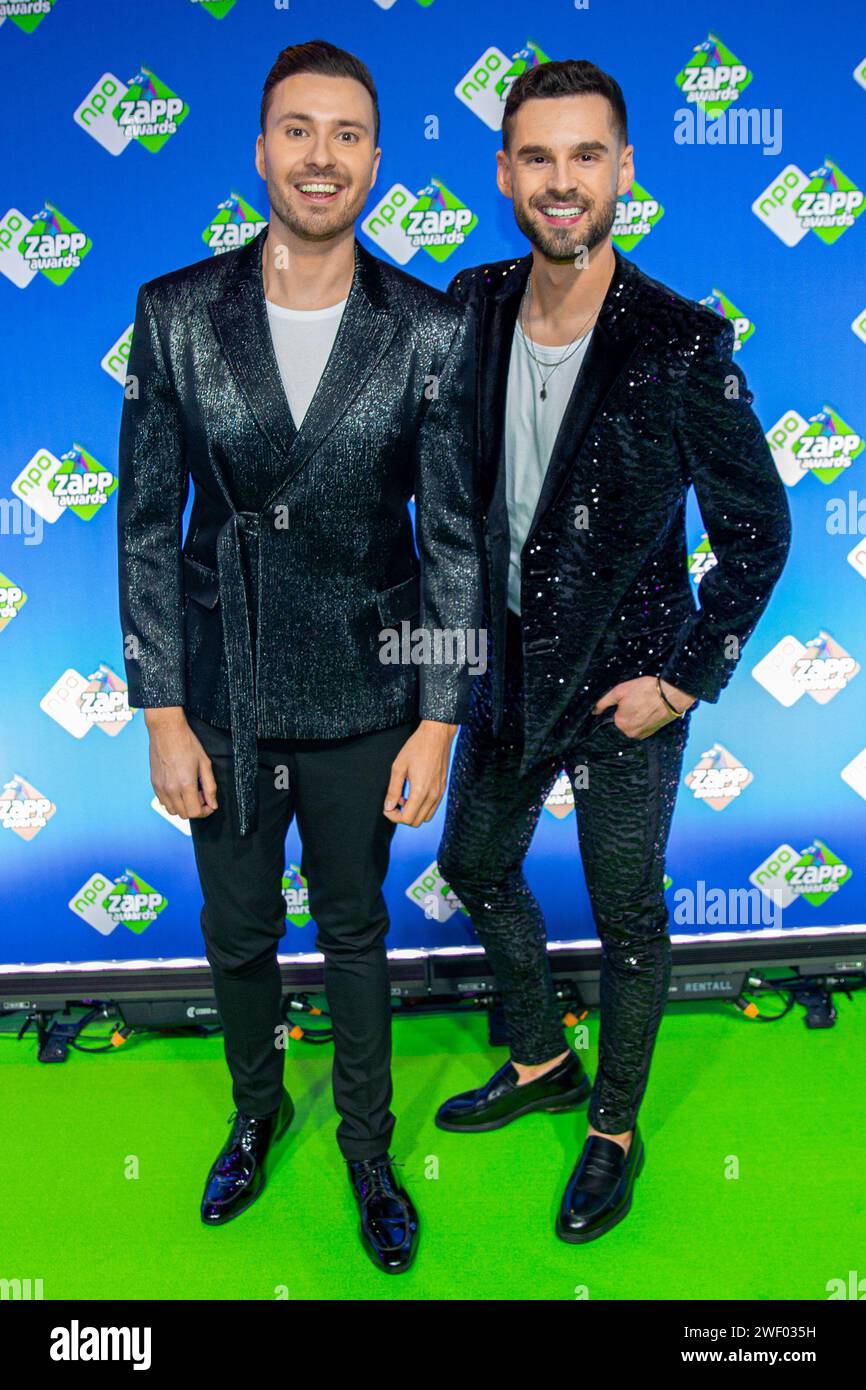 HILVERSUM - Rutger Vink und Thomas van Grinsven auf dem roten Teppich vor der Verleihung der NPO Zapp Awards. ANP WESLEY DE WIT niederlande aus - belgien aus Stockfoto