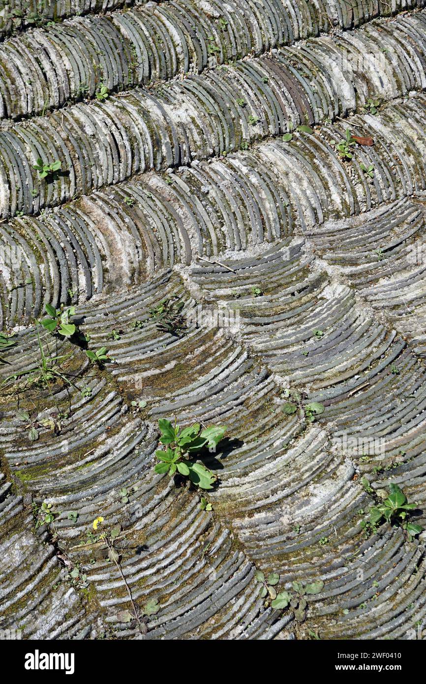 Steinpflaster im Innenhof eines Hakka tulou in Fujian, China Stockfoto