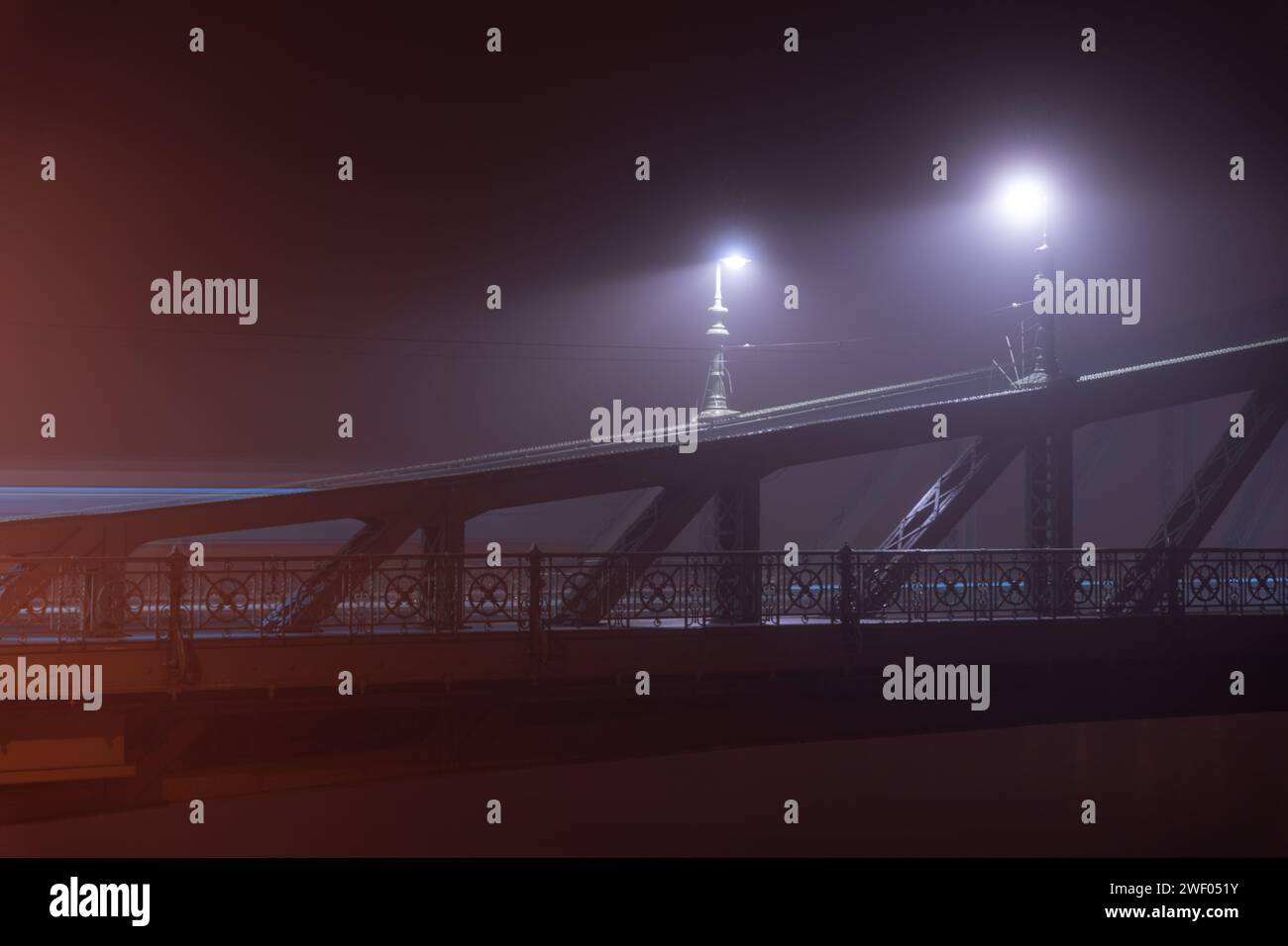 Budapest, Ungarn - 18. Januar 2024: Freiheitsbrücke bei nebeliger Nacht. Stockfoto