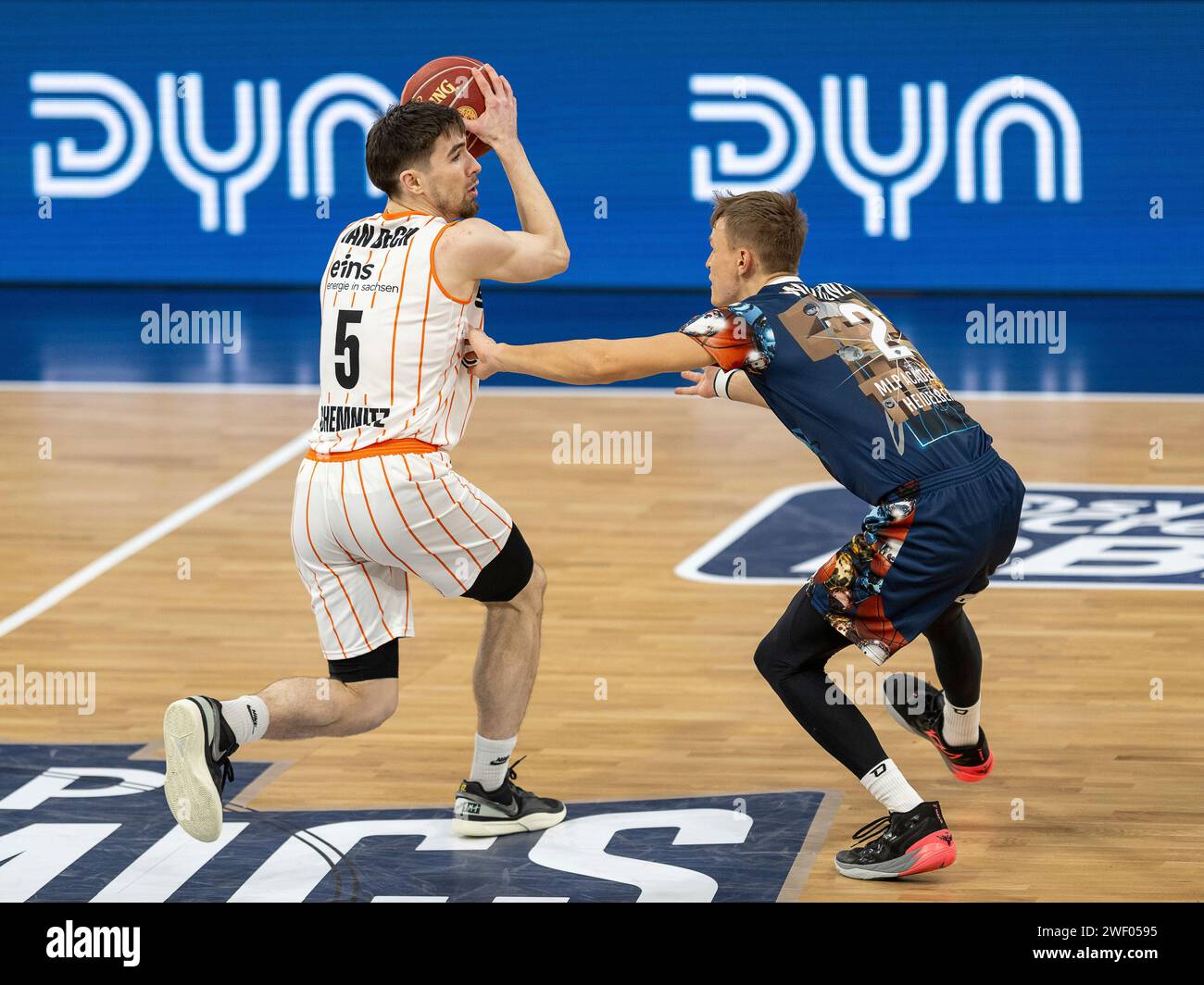 Heidelberg, Deutschland. Januar 2024. Wesley Van Beck (NINERS Chemnitz, #05), Niklas Wuerzner (MLP Academics Heidelberg, #02), GER, MLP Academics Heidelberg vs. NINERS Chemnitz, Basketball, Bundesliga, easycredit BBL, 18. Spieltag, Spielzeit 2023/2024, 27.01.2024, Foto: Eibner-Pressefoto/Sascha Walther Credit: dpa/Alamy Live News Stockfoto