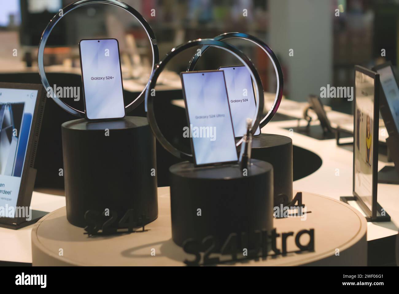 Brüssel, Belgien Januar 2024. MediaMarkt Supermarkt. Foto der neuen Samsung Galaxy S24-Smartphones Stockfoto