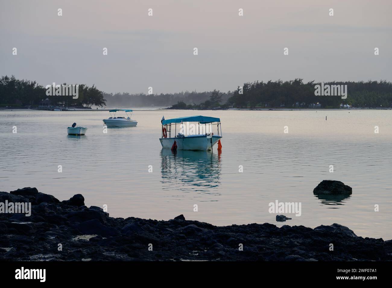 Blue Bay Beach, Mauritius - 18. Oktober 2023: Freizeitboote legen abends in einer Lagune an. Stockfoto