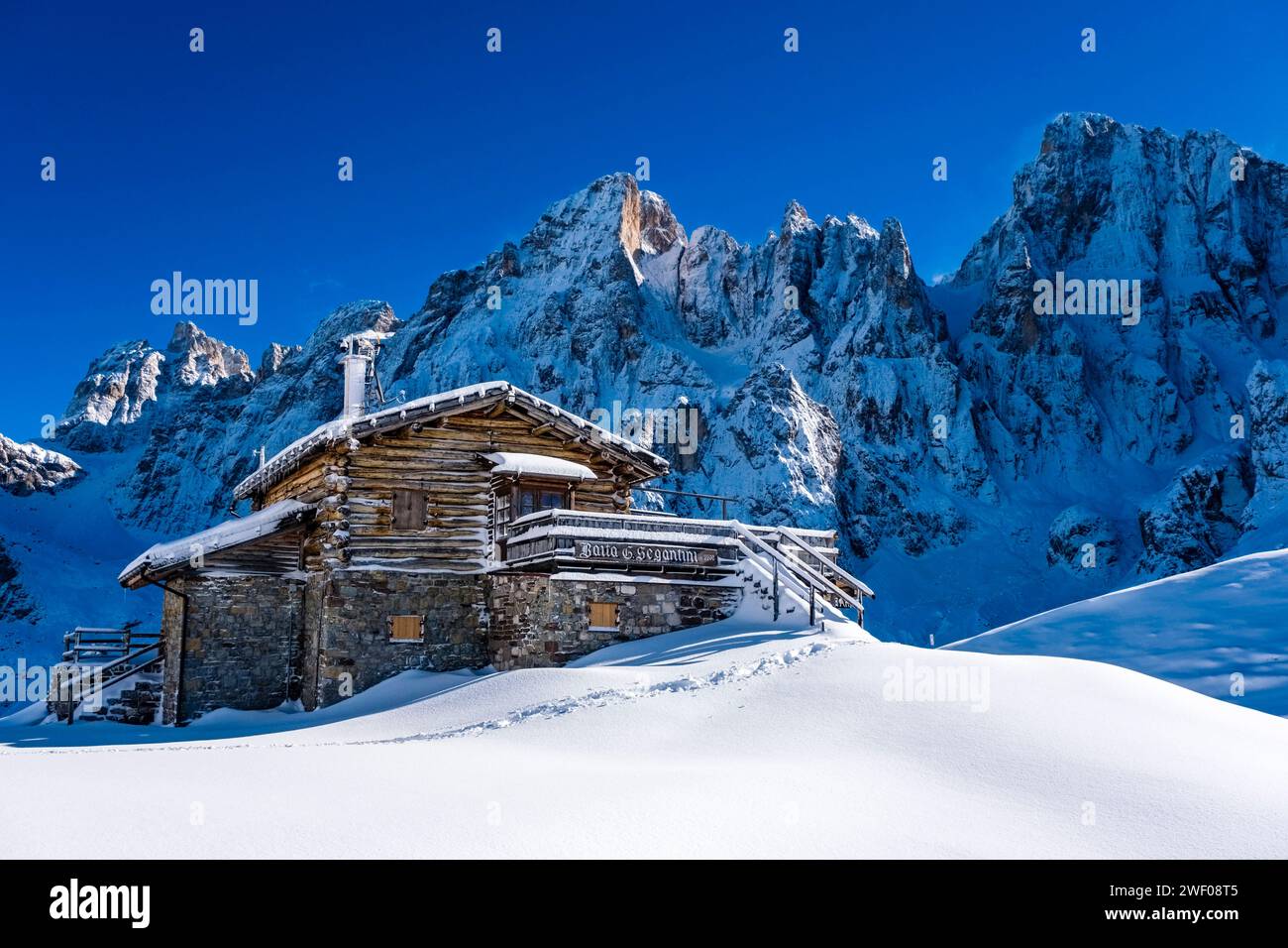 Die Berghütte Baita Segantini und die Gipfel der hellen Gruppe in der Ferne im Winter. San Martino di Castrozza Trentino-Südtirol Italien FB 20 Stockfoto