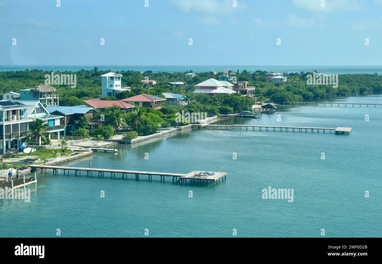 Eine Luftaufnahme von Caye Caulker, Belize bei der Landung aus einem Flugzeug. Strandanlagen sowie Strände und Piers sind zu sehen. Stockfoto