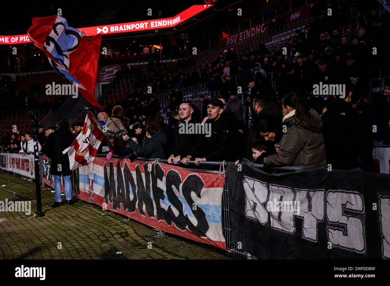 Eindhoven, Niederlande. Januar 2024. EINDHOVEN, NIEDERLANDE - 27. JANUAR: PSV-Fans feiern den Sieg beim niederländischen Eredivisie-Spiel zwischen PSV und Almere City FC im Philips Stadion am 27. Januar 2024 in Eindhoven, Niederlande. (Foto: Broer van den Boom/Orange Pictures) Credit: dpa/Alamy Live News Stockfoto