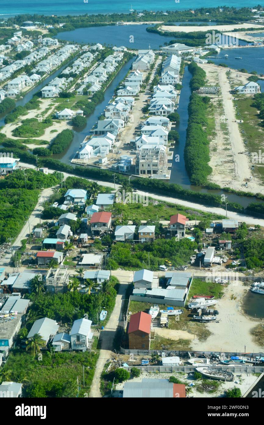 Eine Luftaufnahme von San Pedro Town, Ambergris Caye, Belize. Wohngebäude, Ferienwohnungen können gesehen werden und das Mahagoni Bay Resort ist in der oberen Hälfte. Stockfoto