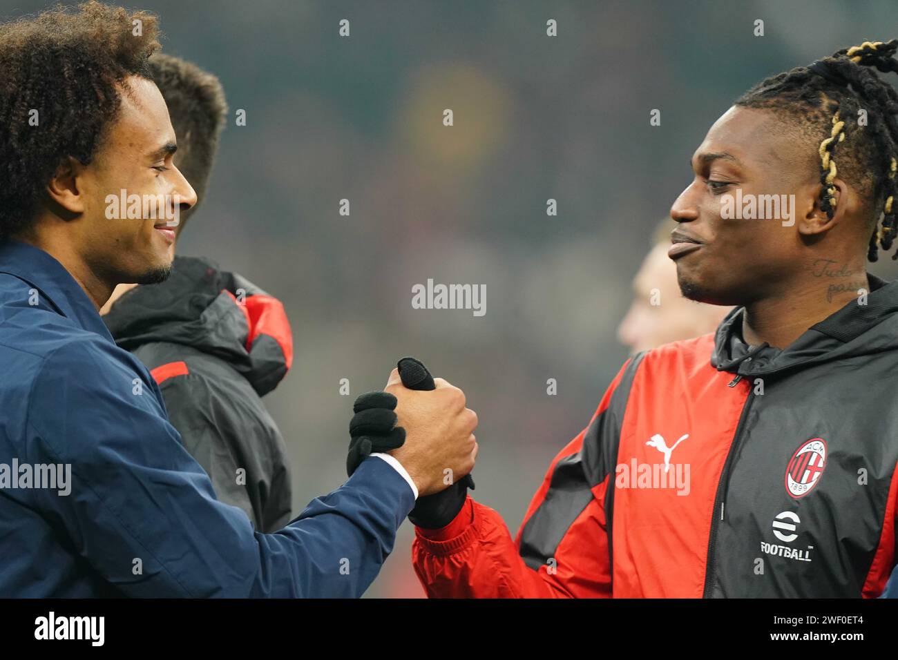 Mailand, Italien. Januar 2024. Foto Spada/LaPresse 27 Gennaio 2024 - Milano, Italia - Sport, calcio - AC Milan vs Bologna - Campionato italiano di calcio Serie A TIM 2032/2024 - Stadio San Siro Nella Foto: Rafael Leao (AC Milan); Joshua Zirkzee (Bologna FC); 27. Januar 2024 Mailand, Italien - Sport, calcio - AC Milan vs Bologna - Serie A Fußball Meisterschaft 2023/2024 - San Siro Stadium . Auf dem Bild: Rafael Leao (AC Milan); Joshua Zirkzee (Bologna FC); Credit: LaPresse/Alamy Live News Stockfoto