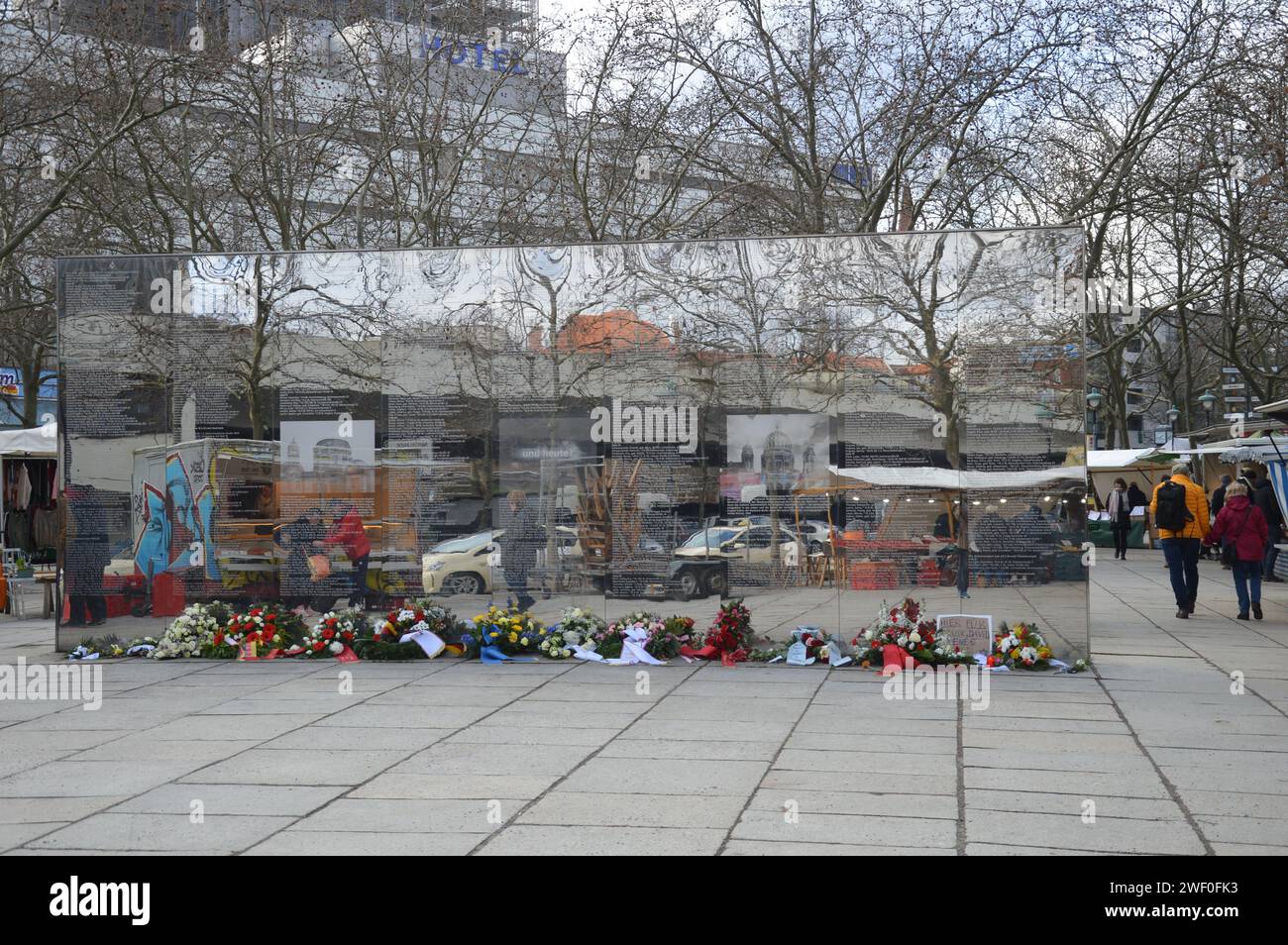Berlin, Deutschland - 27. Januar 2024 - internationaler Holocaust-Gedenktag feiert 79. Jahrestag der Befreiung von Auschwitz - Spiegelwand Holocaust-Gedenkstätte am Hermann-Ehlers-Platz in Steglitz. (Foto: Markku Rainer Peltonen) Stockfoto