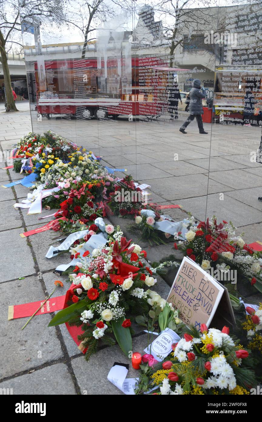 Berlin, Deutschland - 27. Januar 2024 - internationaler Holocaust-Gedenktag feiert 79. Jahrestag der Befreiung von Auschwitz - Spiegelwand Holocaust-Gedenkstätte am Hermann-Ehlers-Platz in Steglitz. (Foto: Markku Rainer Peltonen) Stockfoto