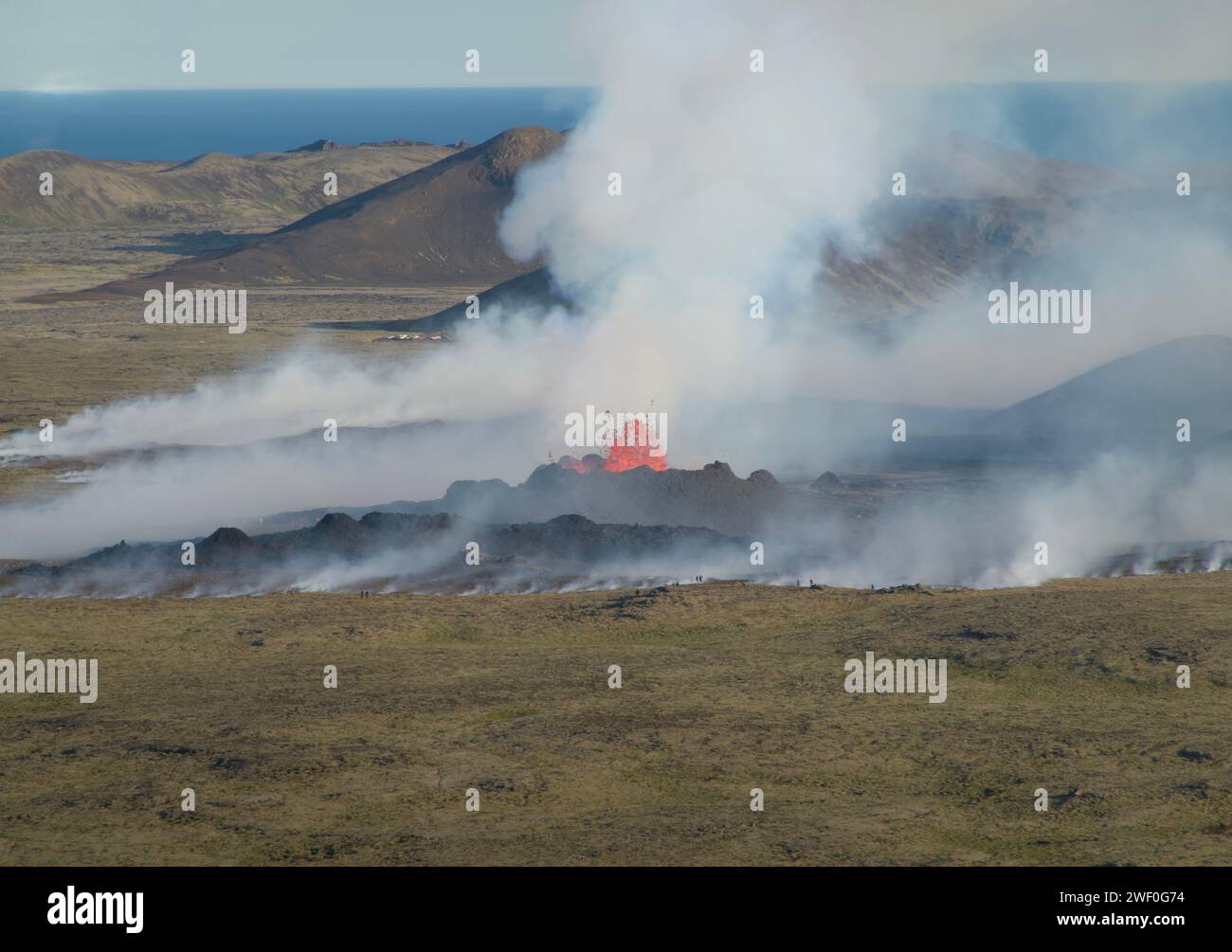 Rauch steigt aus der Basis des vulkanischen Geländes Stockfoto
