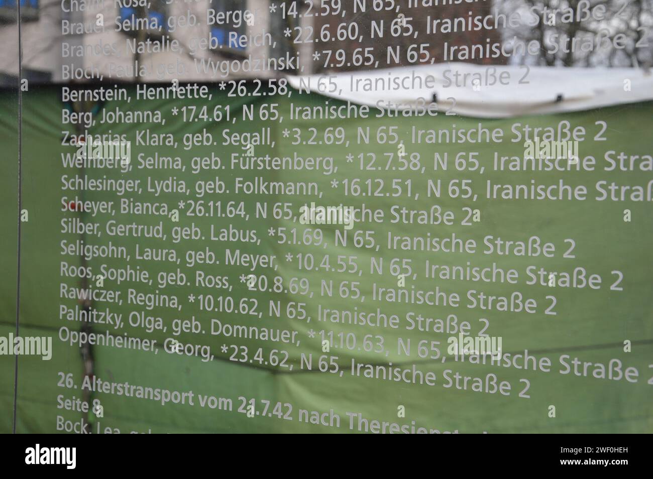 Berlin, Deutschland - 27. Januar 2024 - internationaler Holocaust-Gedenktag feiert 79. Jahrestag der Befreiung von Auschwitz - Spiegelwand Holocaust-Gedenkstätte am Hermann-Ehlers-Platz in Steglitz. (Foto: Markku Rainer Peltonen) Stockfoto