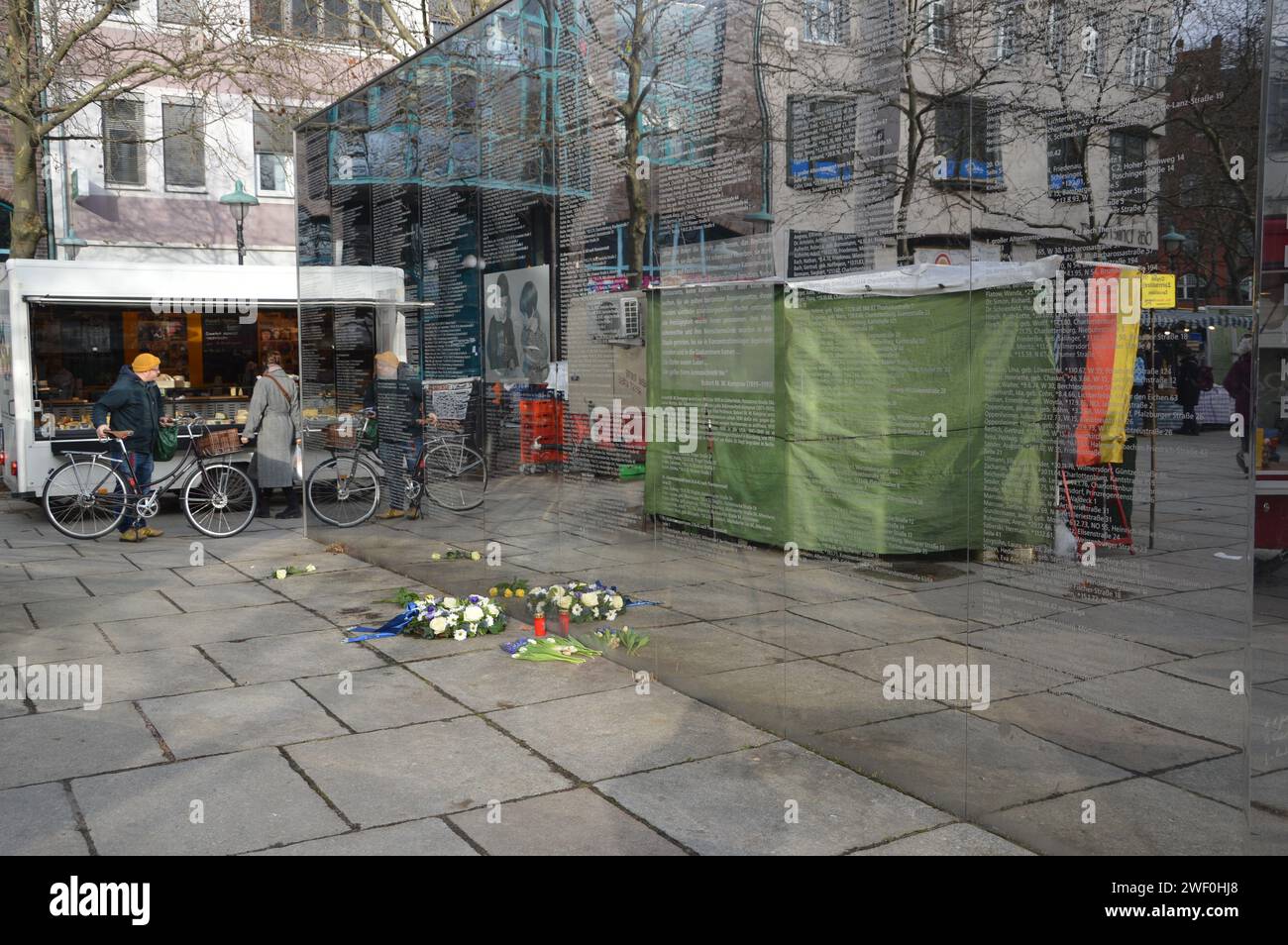 Berlin, Deutschland - 27. Januar 2024 - internationaler Holocaust-Gedenktag feiert 79. Jahrestag der Befreiung von Auschwitz - Spiegelwand Holocaust-Gedenkstätte am Hermann-Ehlers-Platz in Steglitz. (Foto: Markku Rainer Peltonen) Stockfoto