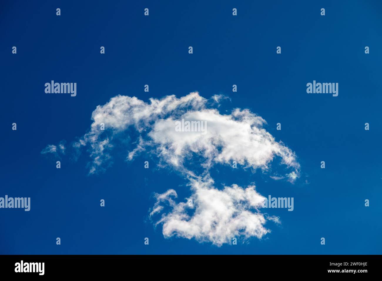 Schleierwolke vor einem blauen Himmel Stockfoto