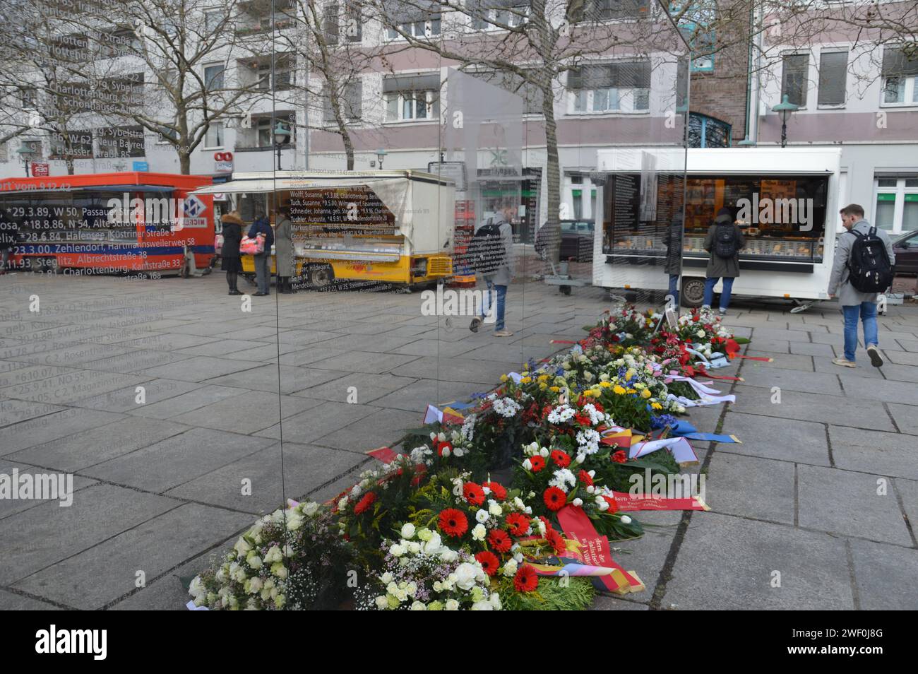 Berlin, Deutschland - 27. Januar 2024 - internationaler Holocaust-Gedenktag feiert 79. Jahrestag der Befreiung von Auschwitz - Spiegelwand Holocaust-Gedenkstätte am Hermann-Ehlers-Platz in Steglitz. (Foto: Markku Rainer Peltonen) Stockfoto