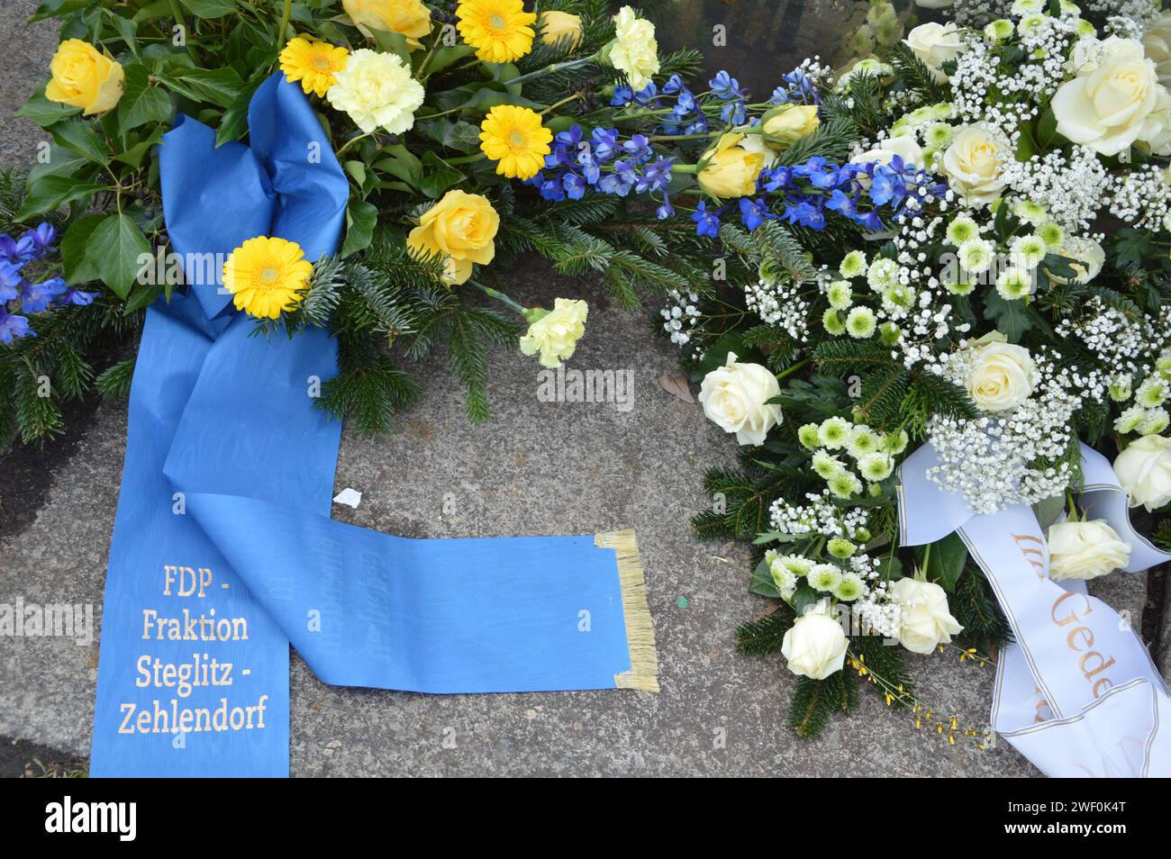 Berlin, Deutschland - 27. Januar 2024 - internationaler Holocaust-Gedenktag feiert 79. Jahrestag der Befreiung von Auschwitz - Spiegelwand Holocaust-Gedenkstätte am Hermann-Ehlers-Platz in Steglitz. (Foto: Markku Rainer Peltonen) Stockfoto