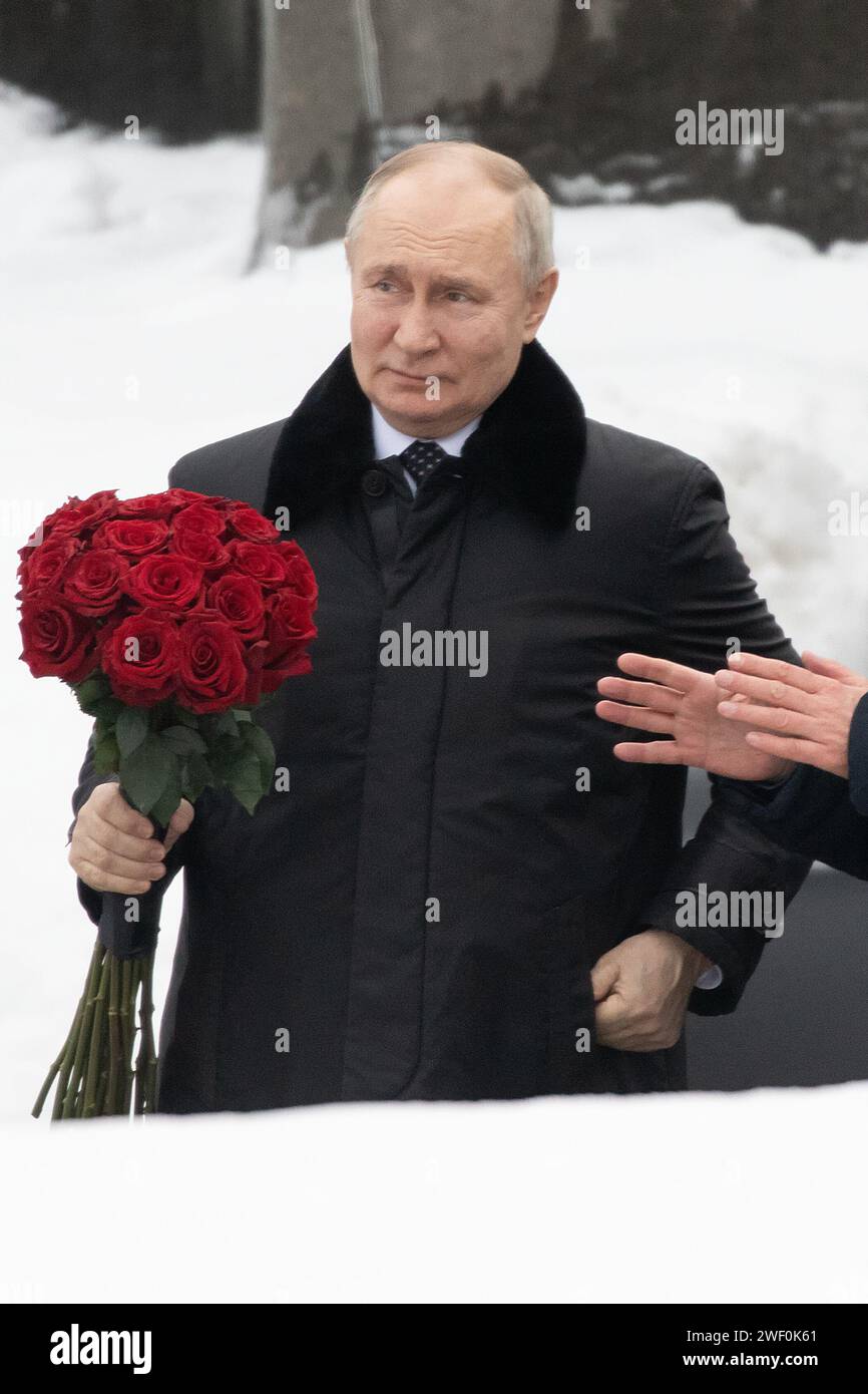 St. Petersburg, Russland. Januar 2024. Der russische Präsident Wladimir Putin hält während der feierlichen Trauerfeier am Mutterland-Denkmal Blumen und würdigte das Gedenken an die Opfer der Belagerung Leningrads auf dem Piskarewskoje-Gedenkfriedhof. St. Petersburg feiert ein wichtiges historisches Datum - 80 Jahre seit der vollständigen Befreiung Leningrads von der faschistischen Blockade. (Foto von Artem Priakhin/SOPA Images/SIPA USA) Credit: SIPA USA/Alamy Live News Stockfoto