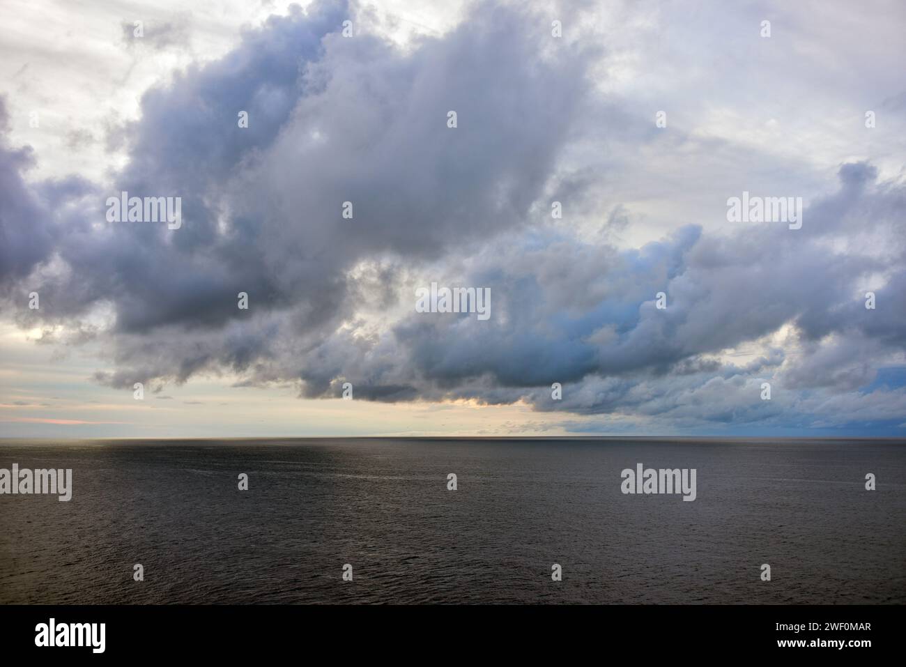 Cirrostratus- und Stratocumulus-Wolken bilden sich über dem Atlantik und erzeugen einen dramatischen Himmel. Stockfoto