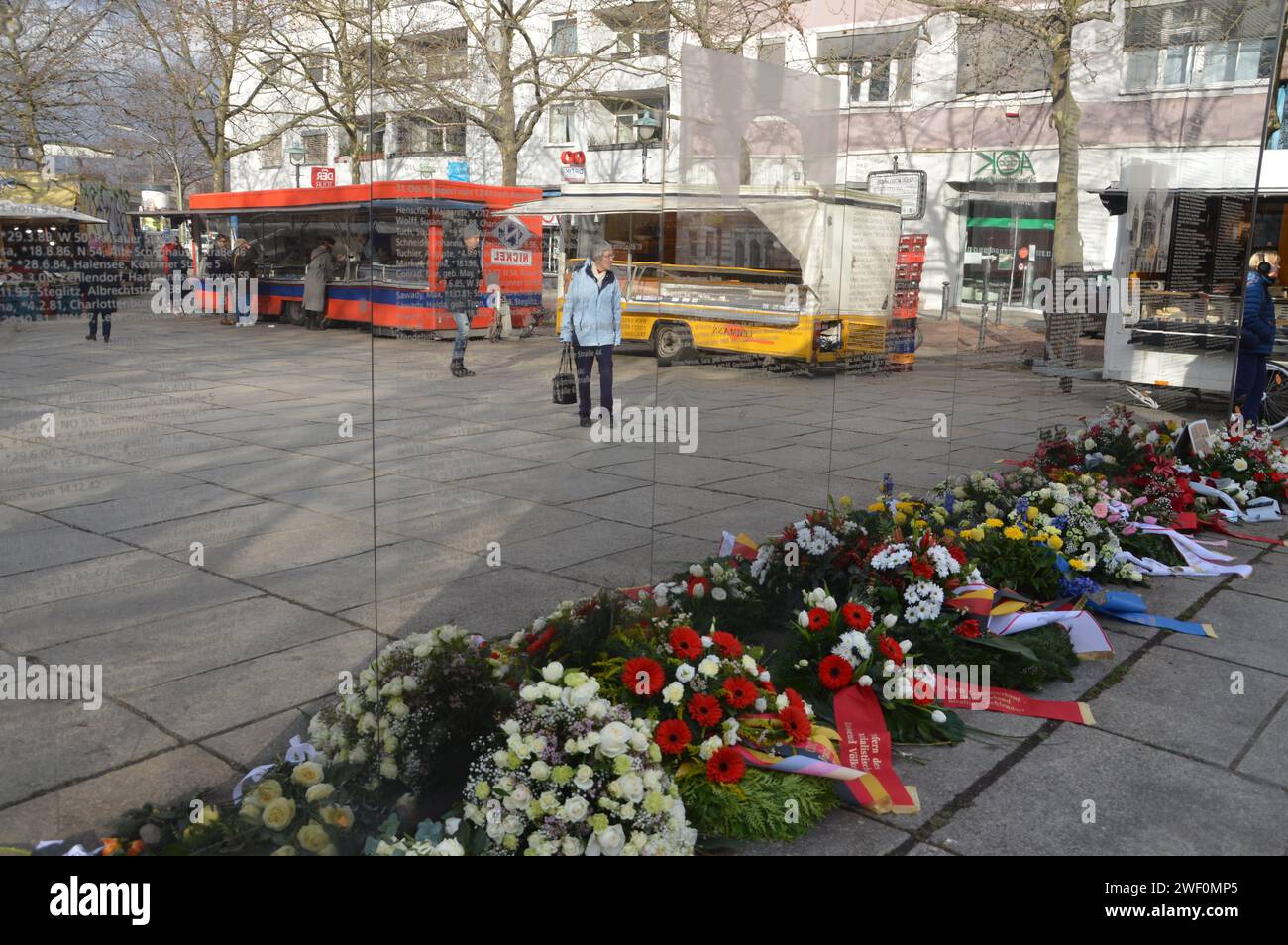 Berlin, Deutschland - 27. Januar 2024 - internationaler Holocaust-Gedenktag feiert 79. Jahrestag der Befreiung von Auschwitz - Spiegelwand Holocaust-Gedenkstätte am Hermann-Ehlers-Platz in Steglitz. (Foto: Markku Rainer Peltonen) Stockfoto