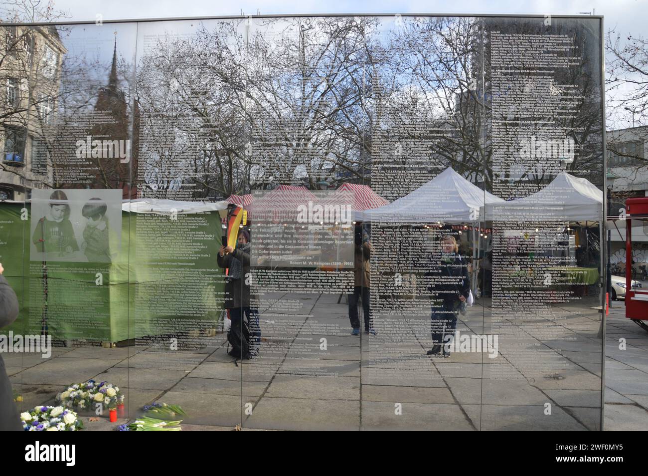 Berlin, Deutschland - 27. Januar 2024 - internationaler Holocaust-Gedenktag feiert 79. Jahrestag der Befreiung von Auschwitz - Spiegelwand Holocaust-Gedenkstätte am Hermann-Ehlers-Platz in Steglitz. (Foto: Markku Rainer Peltonen) Stockfoto