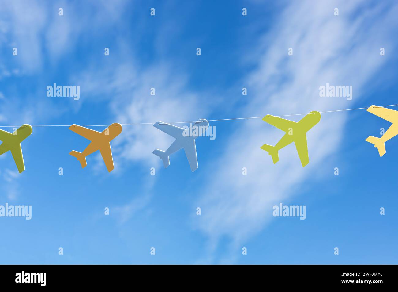 Flugzeuge fliegen in blauem Himmel mit Wolken. Travel Dreams Konzept Stockfoto