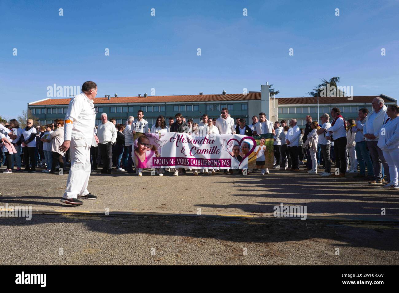 Pamiers, Frankreich. Januar 2024. Beginn des Spaziergangs an der Agrar- und Technikschule von Pamiers. White march zu Ehren von Alexandra Sonac, Farmer, und ihrer Tochter Camille, die Opfer eines Unfalls auf einem Bauern in Pamiers, Frankreich am 27. Januar 2024. Foto: Patricia Huchot-Boissier/ABACAPRESS.COM Credit: Abaca Press/Alamy Live News Stockfoto