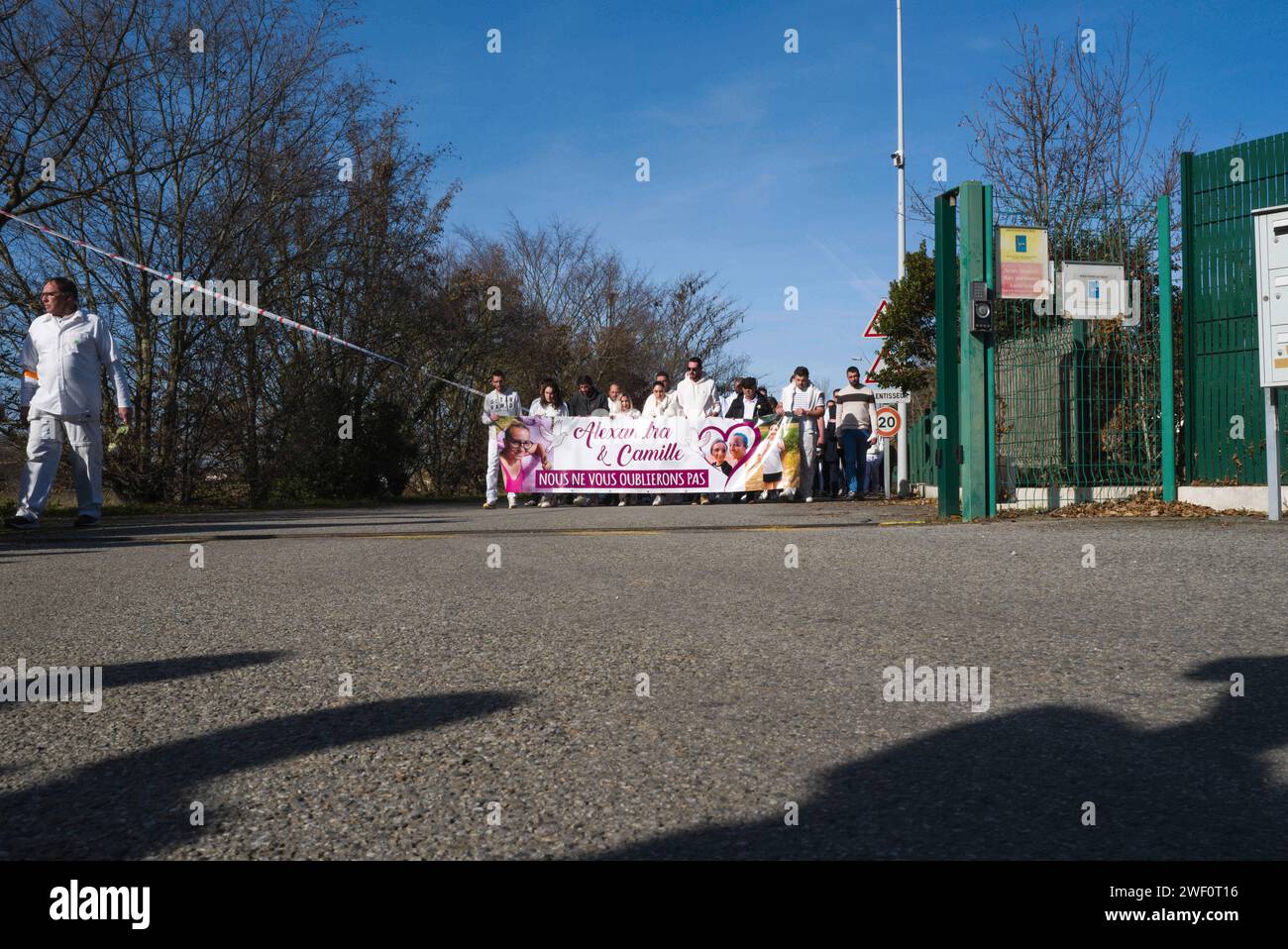 Pamiers, Frankreich. Januar 2024. Beginn des Spaziergangs an der Agrar- und Technikschule von Pamiers. White march zu Ehren von Alexandra Sonac, Farmer, und ihrer Tochter Camille, die Opfer eines Unfalls auf einem Bauern in Pamiers, Frankreich am 27. Januar 2024. Foto: Patricia Huchot-Boissier/ABACAPRESS.COM Credit: Abaca Press/Alamy Live News Stockfoto