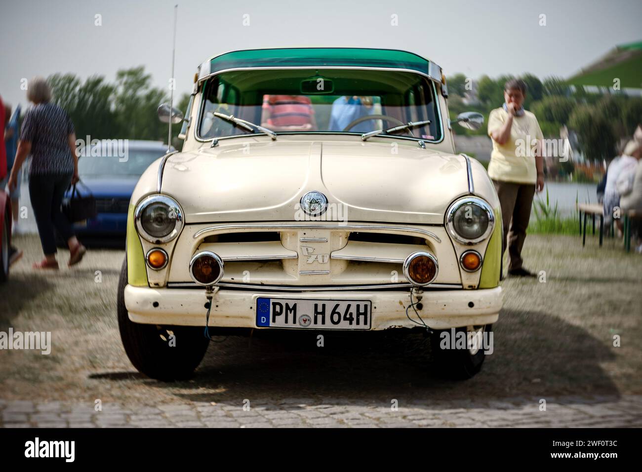 WERDER (HAVEL), DEUTSCHLAND - 20. MAI 2023: Der kleine Familienwagen AWZ P70 Zwickau. Bokeh drehen. Kunstlinse. Oldtimer - Festival Werder Classics 2023 Stockfoto