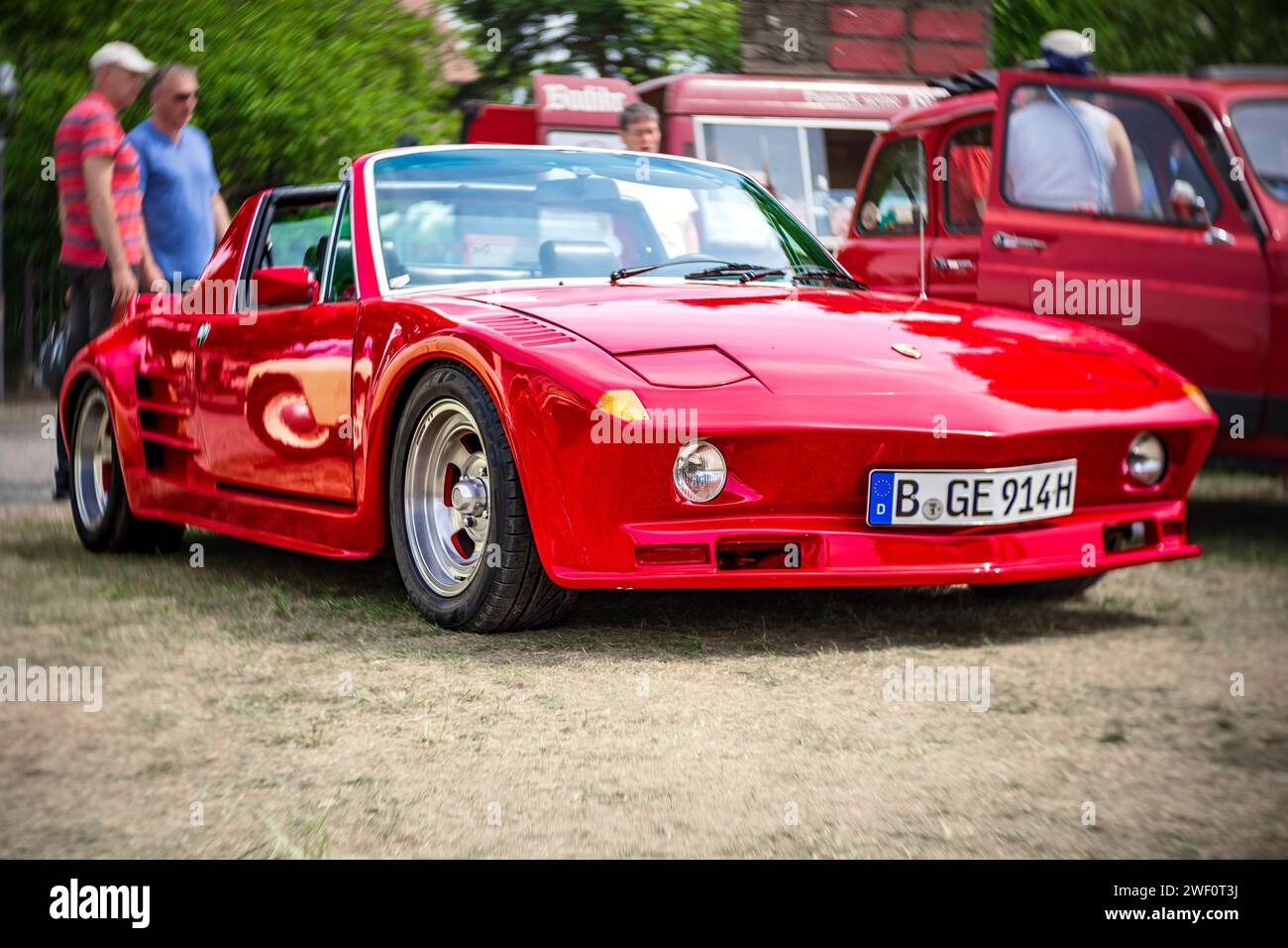 WERDER (HAVEL), DEUTSCHLAND - 20. MAI 2023: Der Sondersportwagen Porsche 914. Bokeh drehen. Kunstlinse. Oldtimer - Festival Werder Classics 2023 Stockfoto