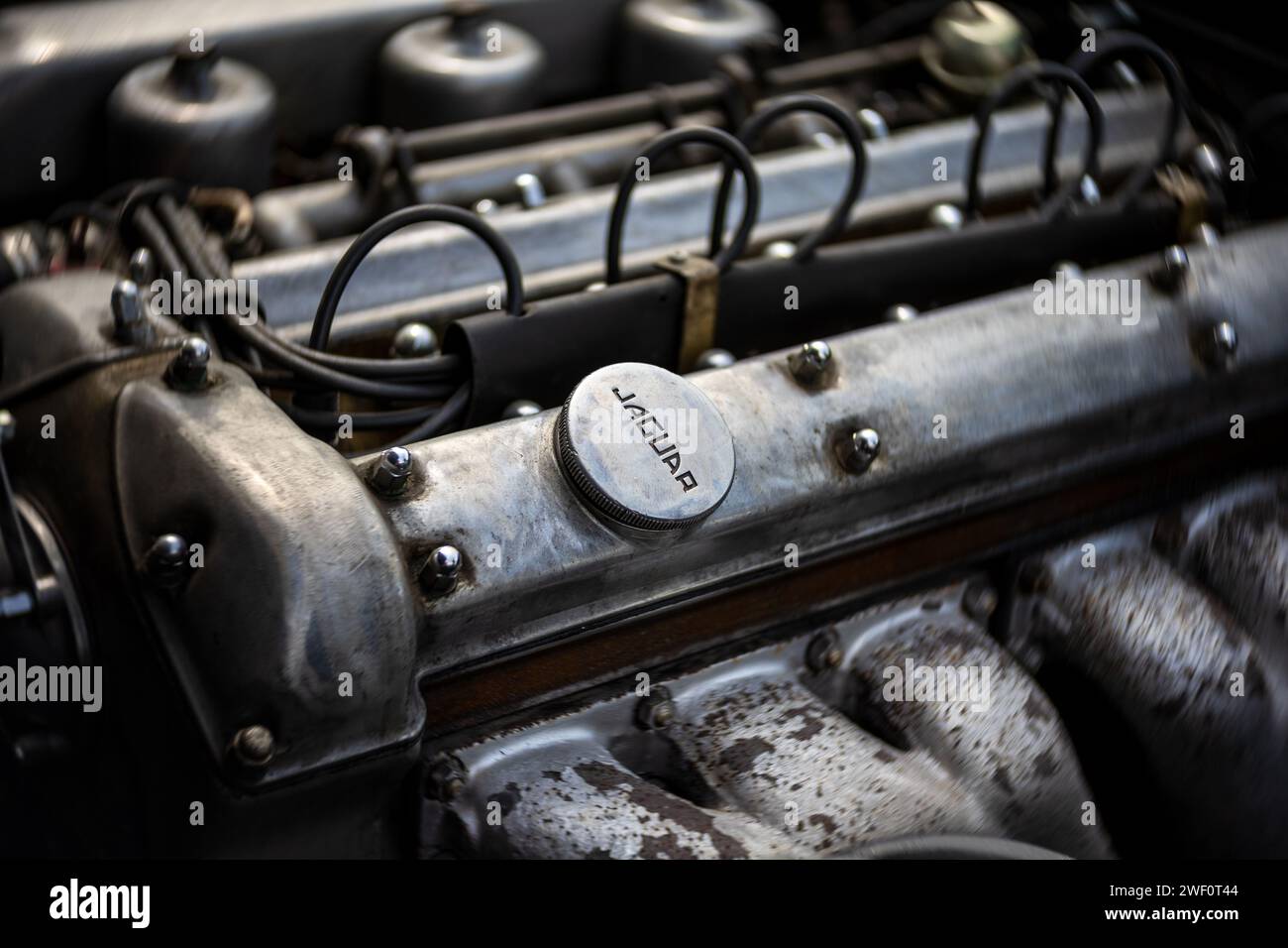 WERDER (HAVEL), DEUTSCHLAND - 20. MAI 2023: Der Motor des Sportwagens Jaguar XK120. Nahaufnahme. Bokeh drehen. Kunstlinse. Festival Werder Classics 2023 Stockfoto