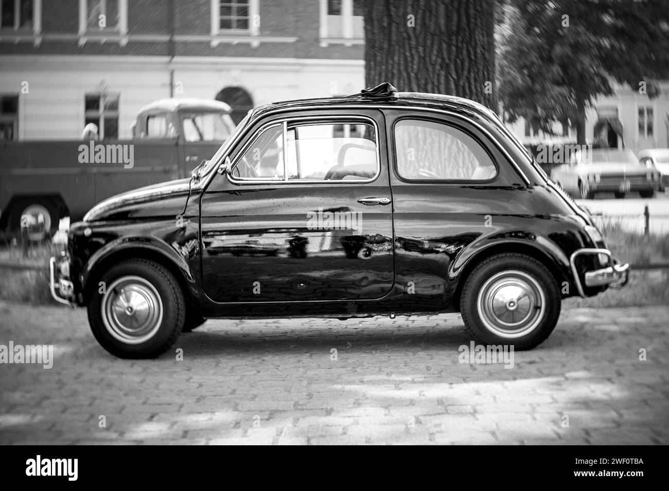 WERDER (HAVEL), DEUTSCHLAND - 20. MAI 2023: Der Stadtwagen Fiat 500. Drallbokeh, Kunstlinse. Schwarz-weiß. Oldtimer - Festival Werder Classics 2023 Stockfoto