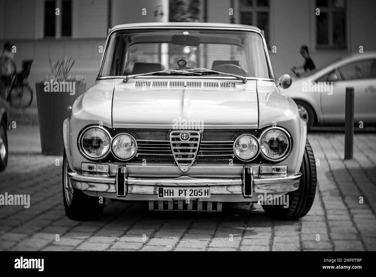 WERDER (HAVEL), DEUTSCHLAND - 20. MAI 2023: Der große Familienwagen Alfa Romeo Giulia TI Super. Bokeh drehen. Kunstlinse. Schwarz-weiß. Stockfoto