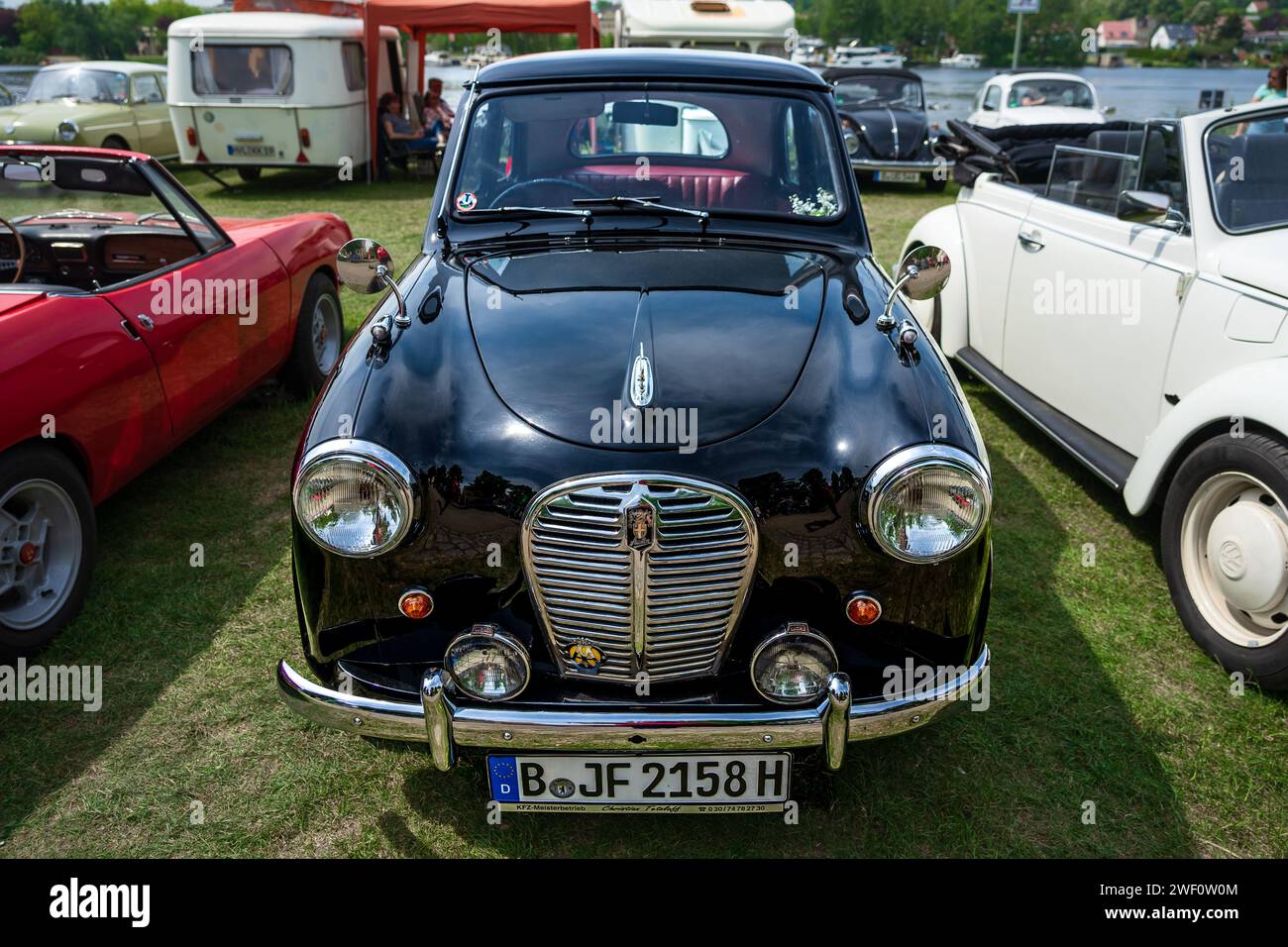 WERDER (HAVEL), DEUTSCHLAND - 20. MAI 2023: Der kleine Familienwagen Austin A35. Oldtimer - Festival Werder Classics 2023 Stockfoto