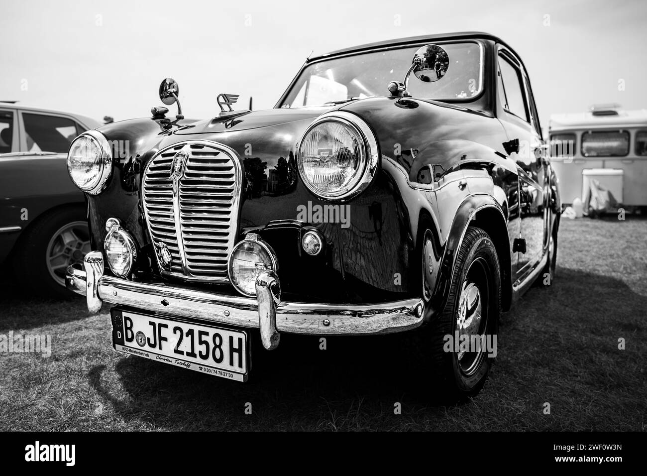 WERDER (HAVEL), DEUTSCHLAND - 20. MAI 2023: Der kleine Familienwagen Austin A35. Schwarz-weiß. Oldtimer - Festival Werder Classics 2023 Stockfoto