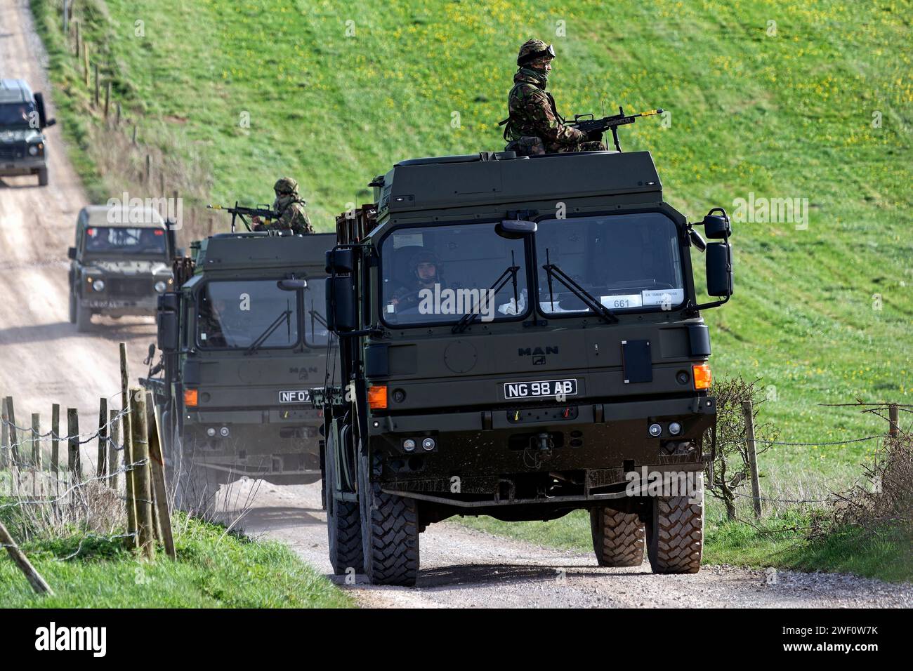 Salisbury Plain, Wiltshire, Großbritannien - 6. April 2011: British Army MAN Truck and Bus UK Ltd Flat Platform Light 6 Tonnen 4 x 4 Support Vehicles, Salisbury Plain Stockfoto