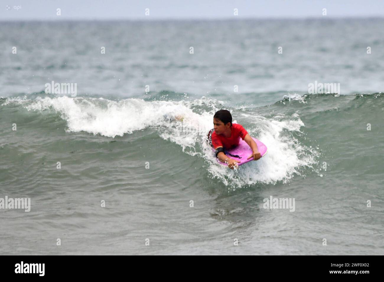 MANTA-SURF-TURISMO-EMERGENCIA-NACIONAL Manta, 27 de enero de 2023. Tras la emergencia de seguridad nacional y el Estado de Excepcion, las playas de Manta de a poco retoman una Mayor presencia de turistas. TambiÃ n se lleva a cabo la primera edicion del Manta Pro Surf 2024, organisado por la Liga Pro de Surf y que espera llevar esta competencia a diferentes playas de Ecuador. API / Ariel OCHOA Manta Manabi Ecuador SOI-MANTA-SURF-TURISMO-EMERGENCIA-NACIONAL-f45eb9b08a460a8d015c5427527f1777 *** MANTA SURF TOURISMUS NATIONALE NOTFALL Manta, 27. Januar 2023 nach der nationalen Sicherheit NOTFALL und Stockfoto