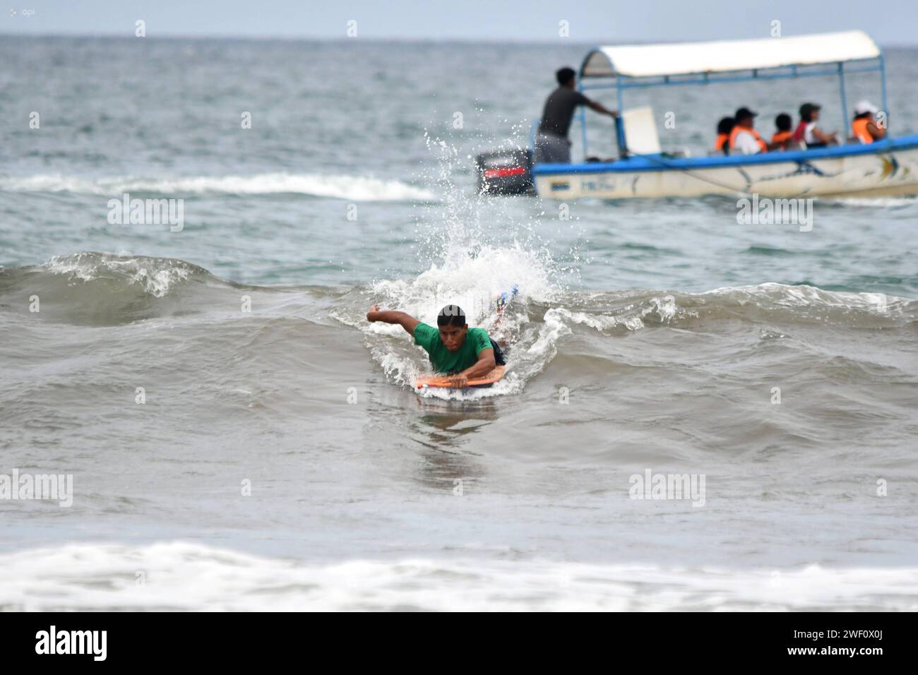 MANTA-SURF-TURISMO-EMERGENCIA-NACIONAL Manta, 27 de enero de 2023. Tras la emergencia de seguridad nacional y el Estado de Excepcion, las playas de Manta de a poco retoman una Mayor presencia de turistas. TambiÃ n se lleva a cabo la primera edicion del Manta Pro Surf 2024, organisado por la Liga Pro de Surf y que espera llevar esta competencia a diferentes playas de Ecuador. API / Ariel OCHOA Manta Manabi Ecuador SOI-MANTA-SURF-TURISMO-EMERGENCIA-NACIONAL-f122571628801b834c5e17ed1327cf99 *** MANTA SURF TOURISMUS NATIONALE NOTFALL Manta, 27. Januar 2023 nach der nationalen Sicherheit NOTFALL und Stockfoto