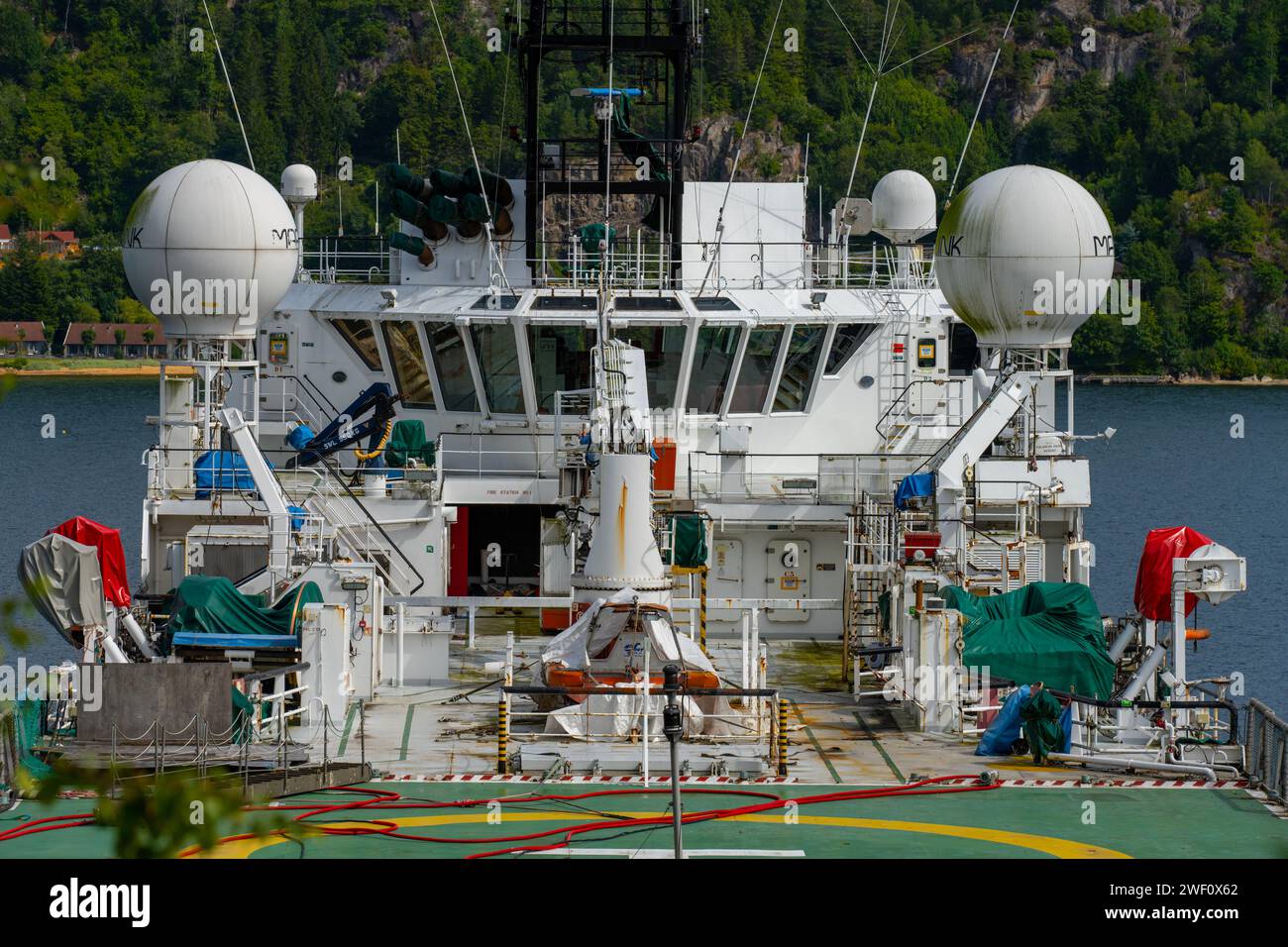 Lindesnes, Norwegen - 09. August 2022: Oberdeck mit Kränen und Antennen eines seismischen Vermessungsschiffs Stockfoto