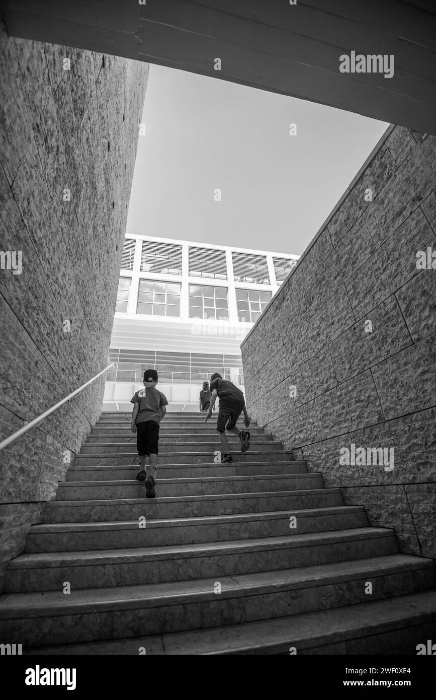 Lisboa, Portugal - 22. Juli 2016: Zwei Jungen gehen im Centro Cultural de Belem die Treppe hinauf. Stockfoto