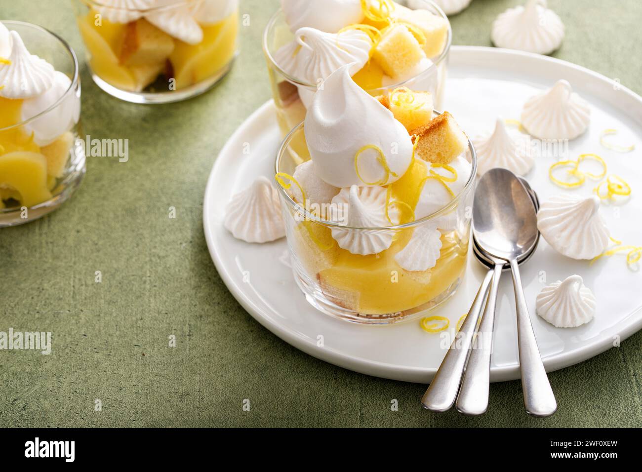 Zitronenbarschee Parfait oder Kleinigkeiten mit Pfund-Kuchen, Schlagsahne und Zitronenquark Stockfoto