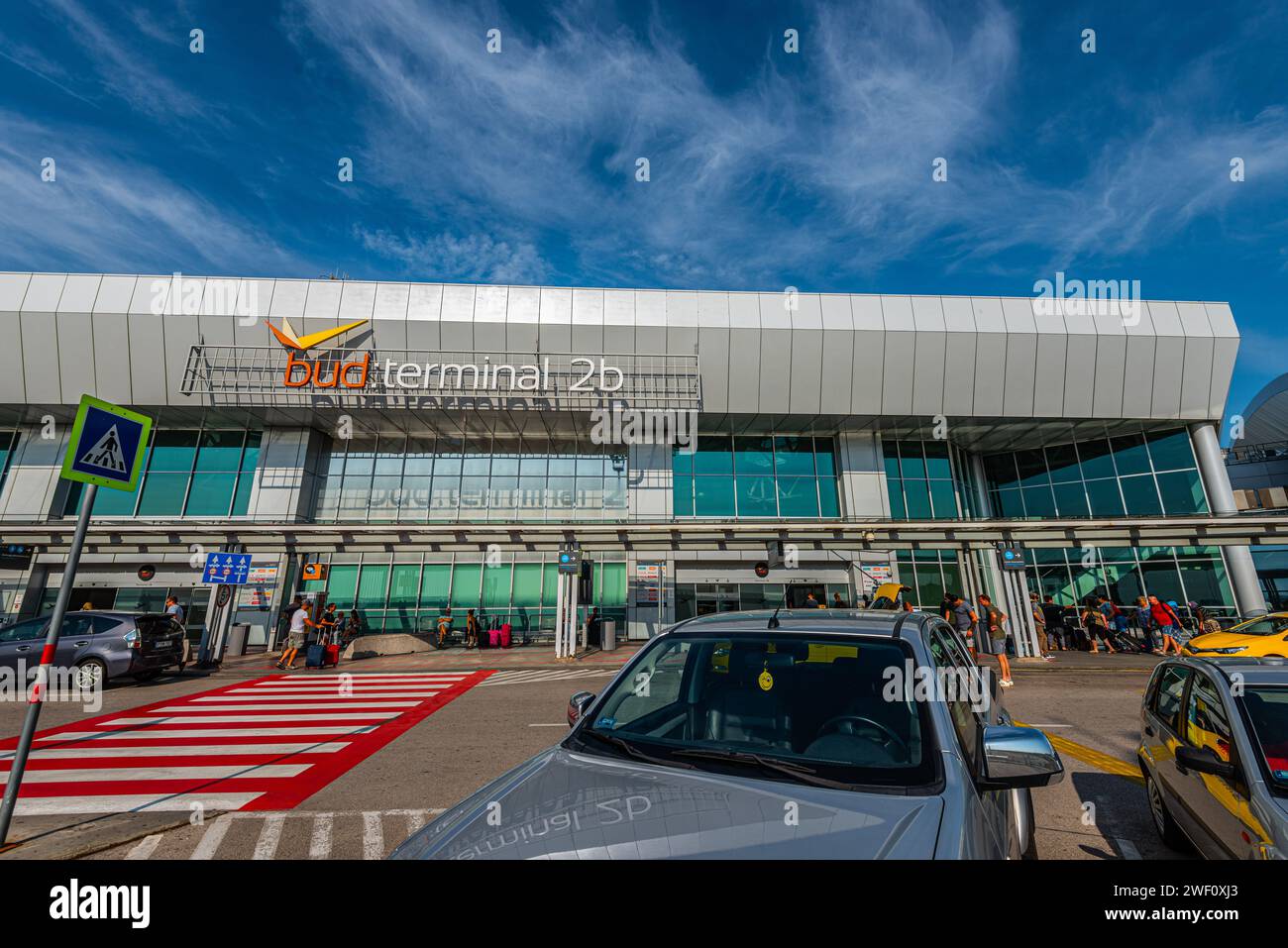 Budapest, Ungarn - 05. August 2019: Internationaler Flughafen Budapest Ferenc Liszt Terminal 2b Abflugeingang. Stockfoto