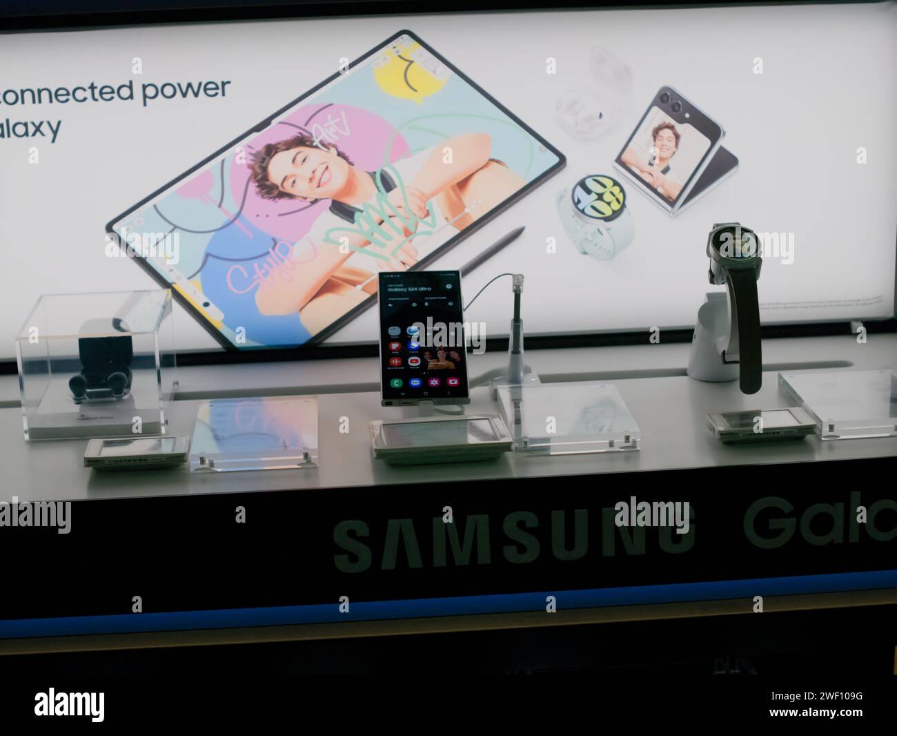 Brüssel, Belgien Januar 2024. Großes Einkaufszentrum mit MediaMarkt Elektronik in Brüssel. Apps auf dem Bildschirm. Standfuß mit Samsung Galaxy S24 Serie Stockfoto