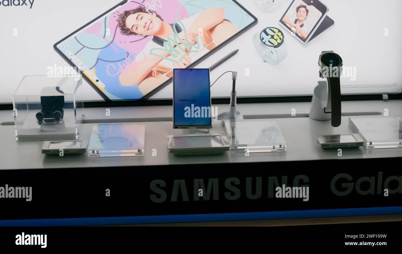 Brüssel, Belgien Januar 2024. Großes Einkaufszentrum mit MediaMarkt Elektronik in Brüssel. Nahaufnahme. Standfuß mit Samsung Galaxy S24 Serie Stockfoto