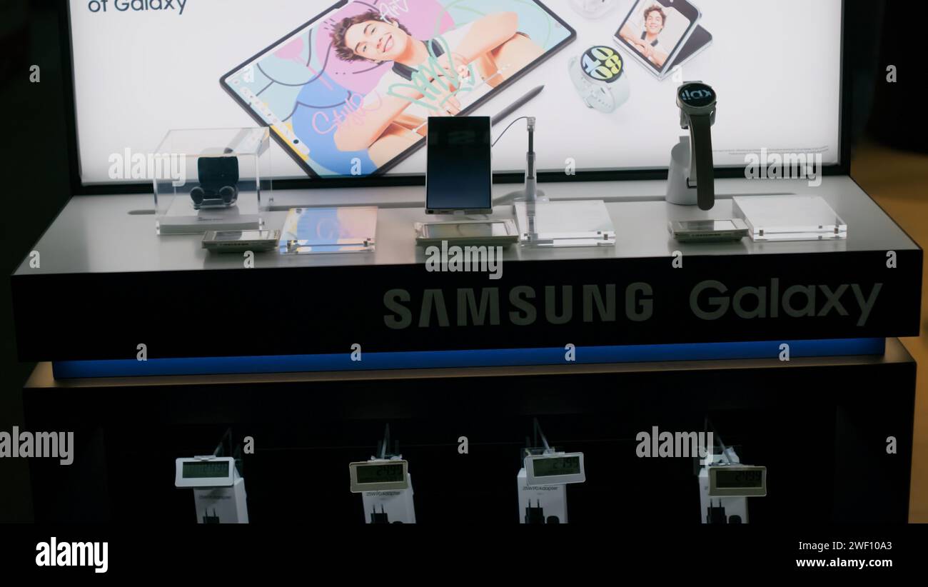 Brüssel, Belgien Januar 2024. Großes Einkaufszentrum mit MediaMarkt Elektronik in Brüssel. Standfuß mit Samsung Galaxy S24 Serie Stockfoto