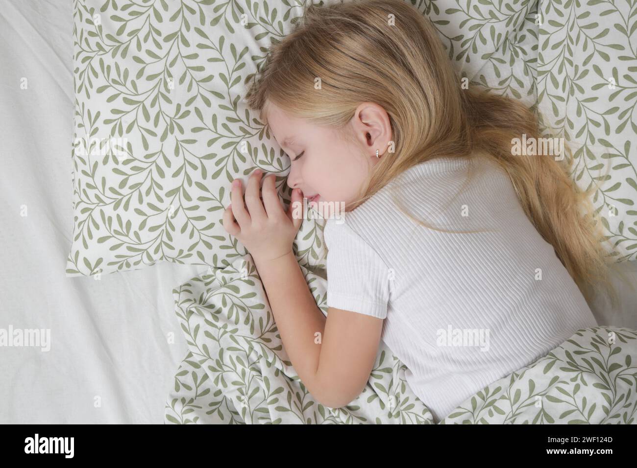 Schlafendes mädchen im bett Fotos und Bildmaterial in hoher Auflösung