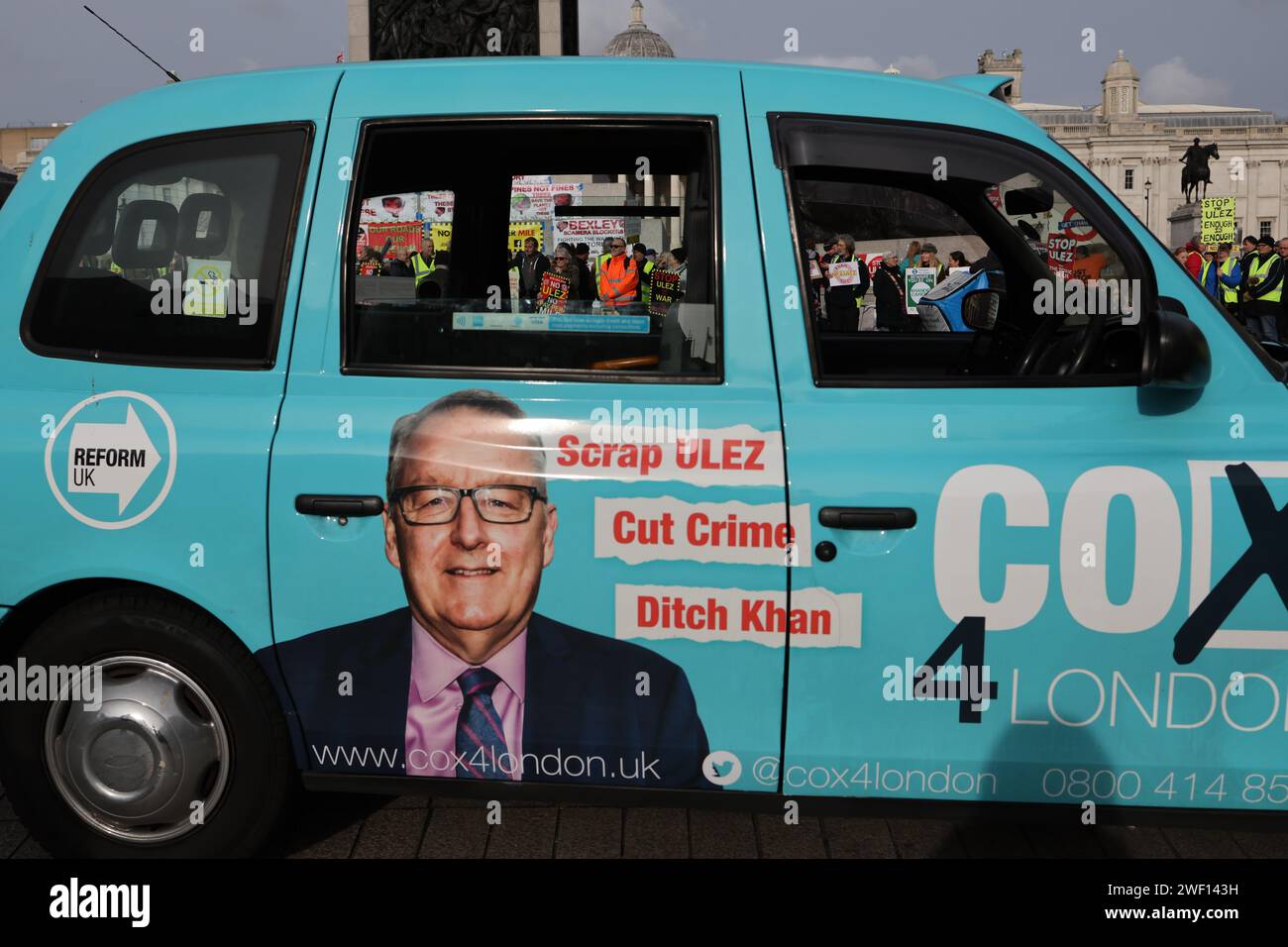 London, Großbritannien. Januar 2024. Ein Taxi, das während der Rallye mit Inschriften markiert war. Die Menschen protestierten gegen die ULEZ-Politik des Londoner Bürgermeisters Sadiq Khan, die eine Gebühr festlegt, die zu zahlen ist, wenn ein Fahrzeug in die in den letzten Jahren schrittweise expandierende Central London Low Emission Zone einfährt. (Foto: Jacob Xu/SOPA Images/SIPA USA) Credit: SIPA USA/Alamy Live News Stockfoto