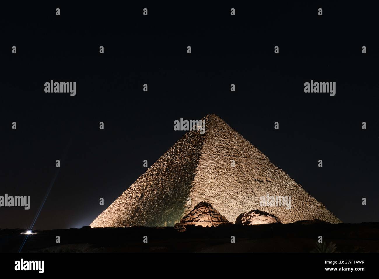 Gizeh, Ägypten - 24. Dezember 2023: Die große Pyramide Khufu (Cheops-Pyramide) ist die älteste und größte der drei Pyramiden in Gizeh bei Nacht Stockfoto